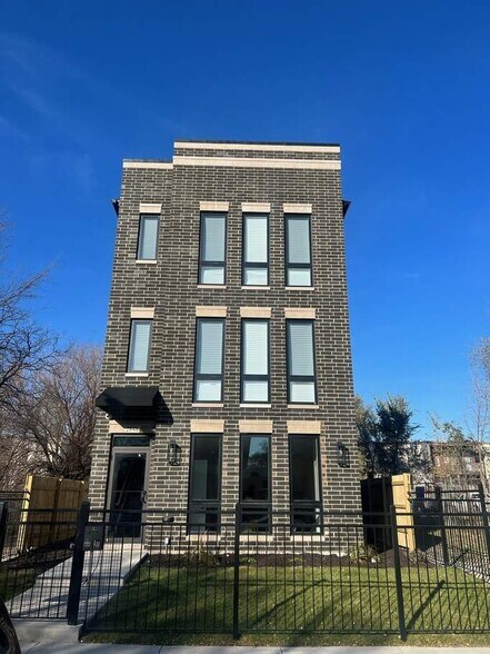 Primary Photo - 2848 W Adams St