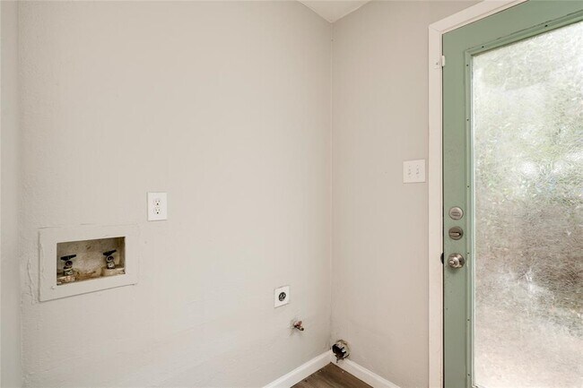 Building Photo - 915 Chisholm Cove