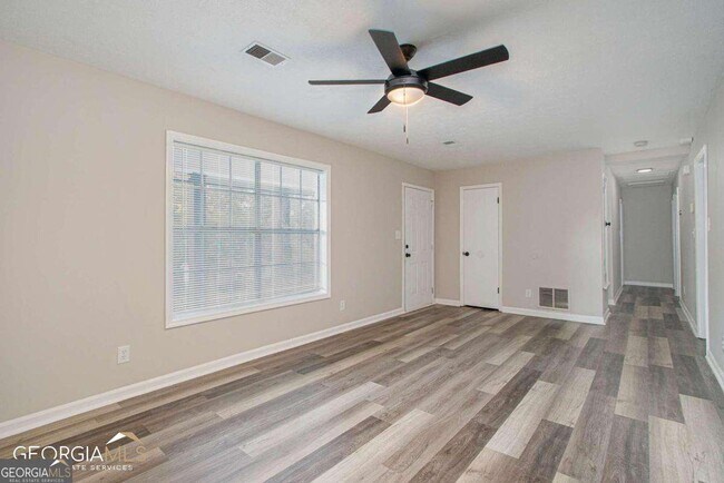 Building Photo - 2243 7 Oaks Cir