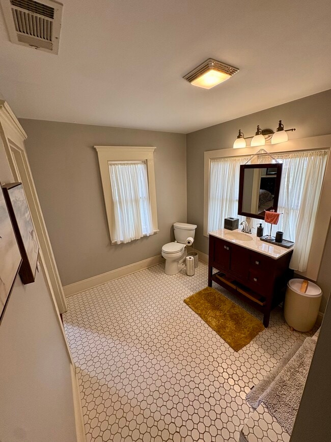 Building Photo - 2043 Dellwood Ave