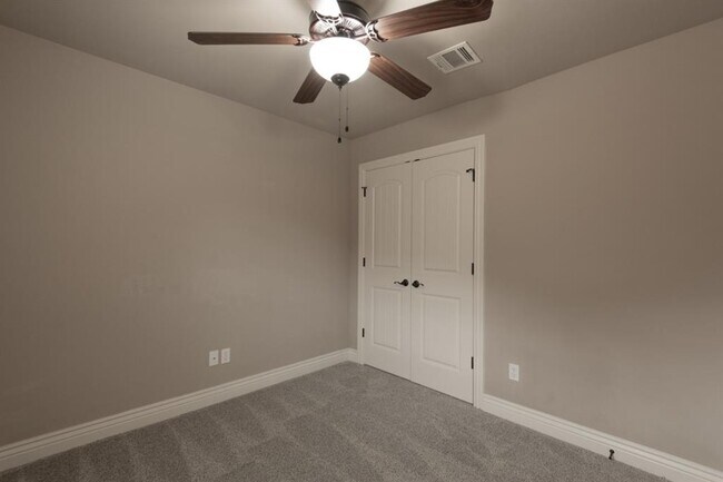 Building Photo - 2124 Newbrook Dr