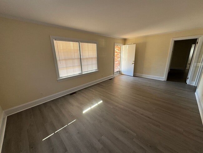 Building Photo - 3 Bedroom Brick House