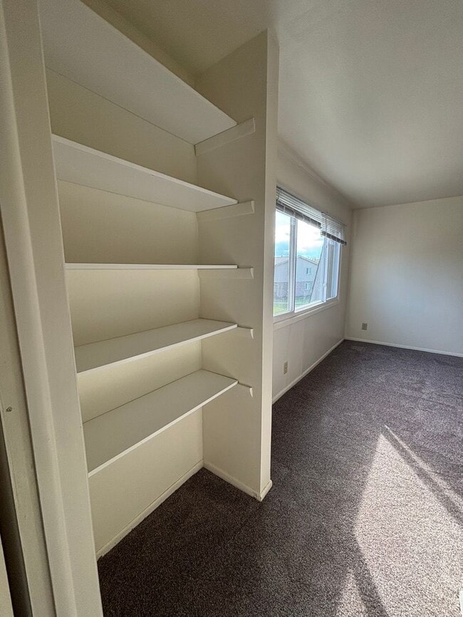 Building Photo - 3 Bedroom 2 1/2 Bath Townhome