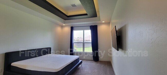 Building Photo - 5001 SW 128th Ct