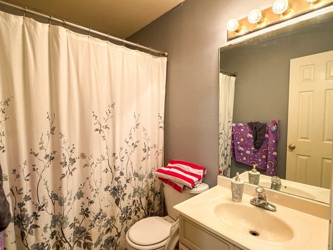 Building Photo - 215 Lipan Dr