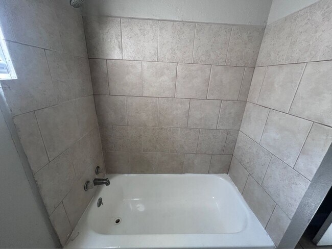 Building Photo - 1710 W 15th St