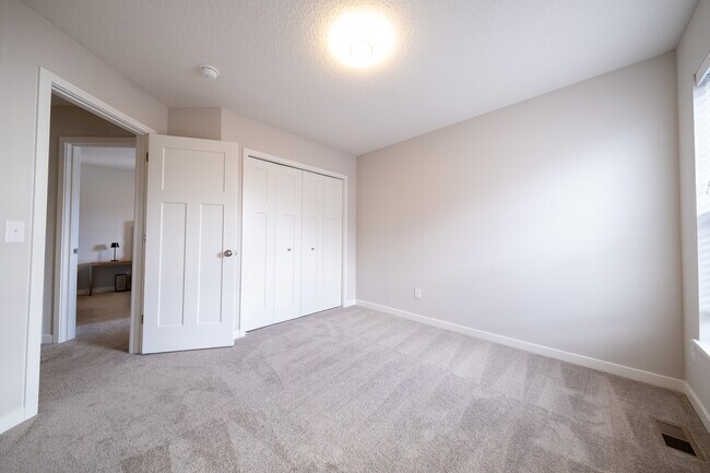 Building Photo - 2209 Gateway Curv