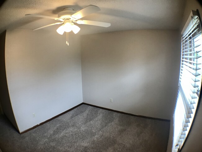 Building Photo - {1423} Olathe Townhome + 3Bed/2.5Bath + Fe...