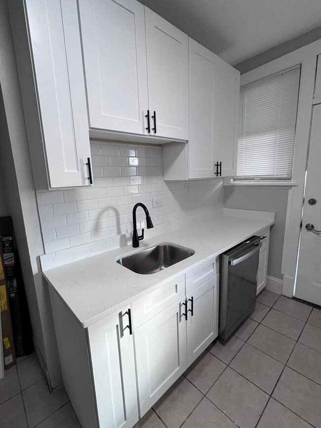 Building Photo - Large newly renovated 2 bedroom condo