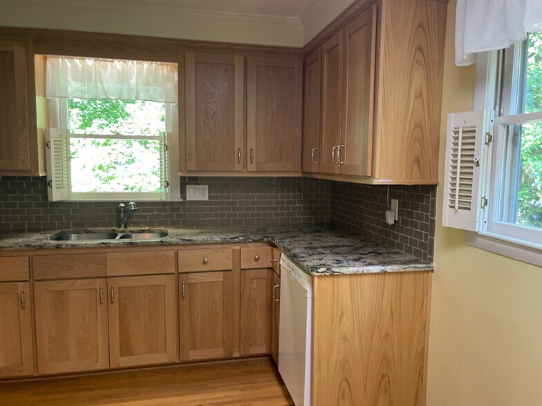 Building Photo - 624 Foxwood Dr SE