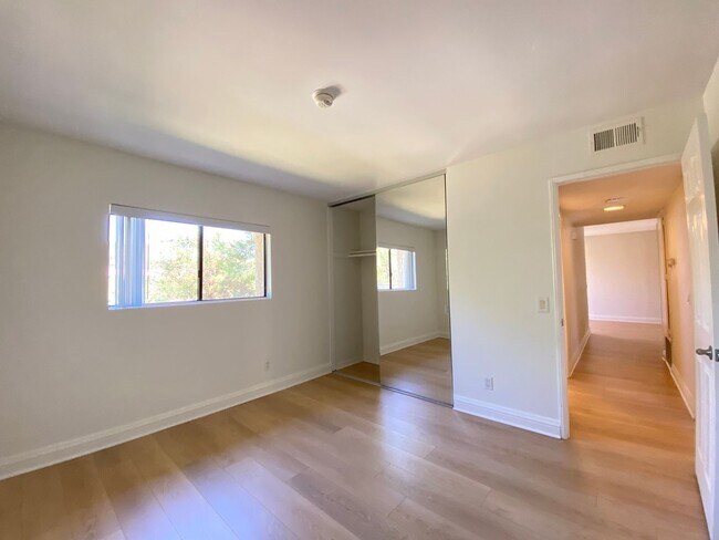 Building Photo - 2 Bedroom, 2 Bath, Downstairs Condo!