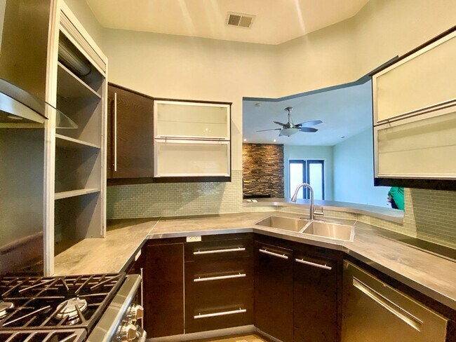Building Photo - Modern Design 3 Bedroom 2 Bath