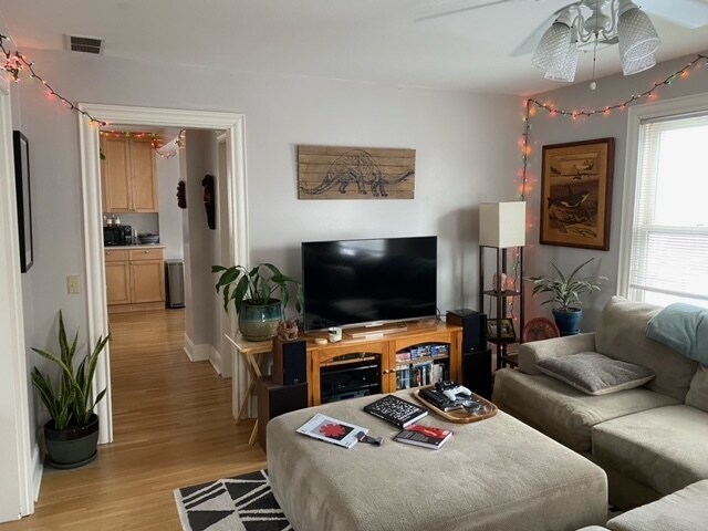 Building Photo - 605 4th St NE