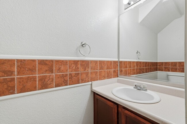 Building Photo - HUGE 6 Bedroom Home - Westgate and Freeways Nearby!