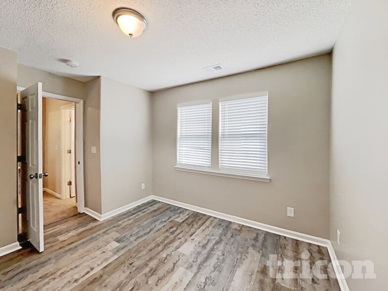 Building Photo - 5017 Gibbons Link Rd