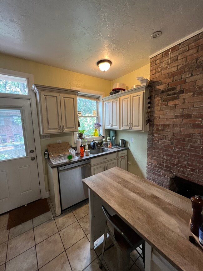 Building Photo - 1527 Saturn Way