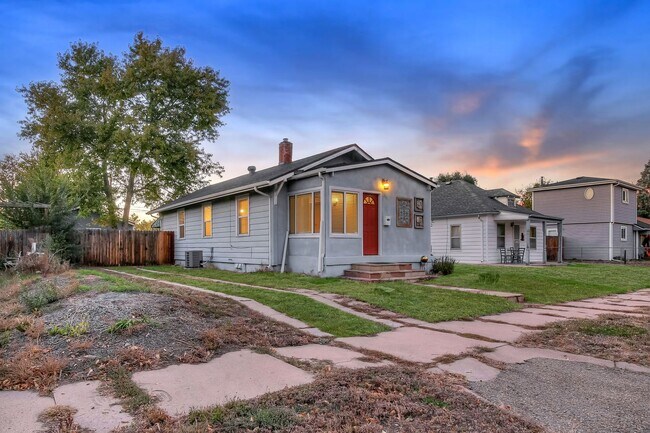 Building Photo - Charming 1924 Bungalow! 3 bedrooms and 1 b...