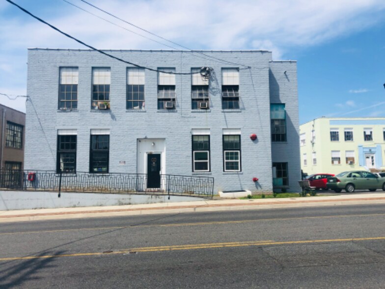 Building Photo - 1417 Kemper St