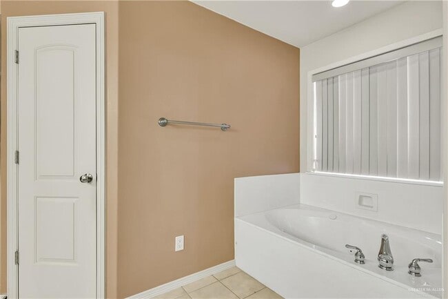 Building Photo - 15 Quamasia Ave