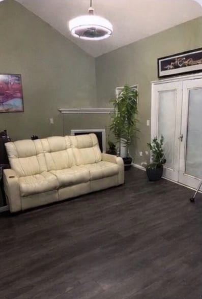 Building Photo - 20 Crestfield Cir