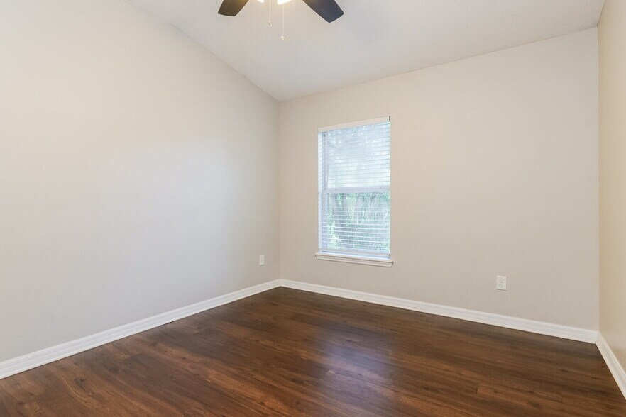 Building Photo - 13307 Tamarack Blvd