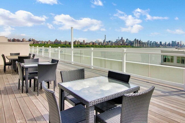 Building Photo - 1/Bedroom at Edgewater's top waterfront lo...