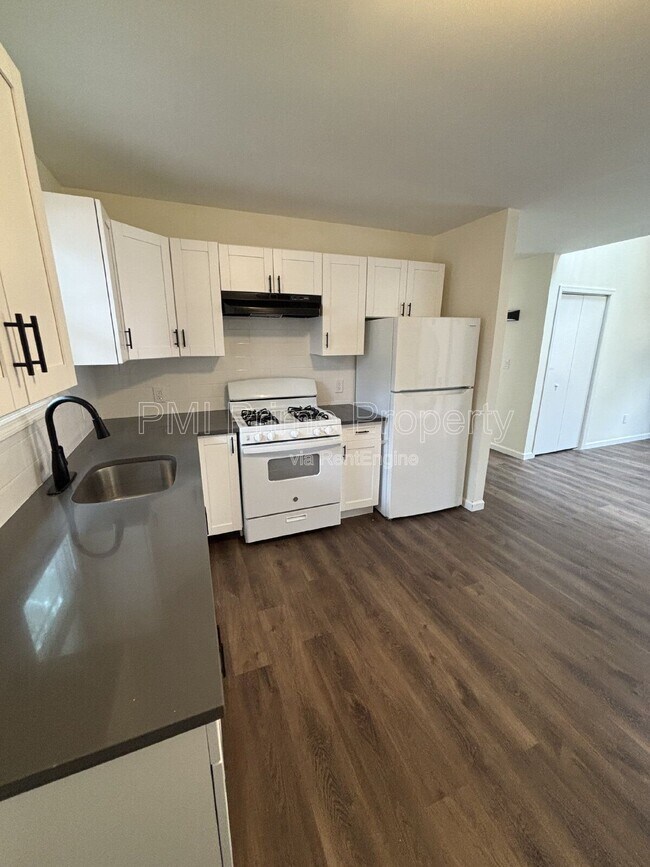 Building Photo - 887 Edwards Rd