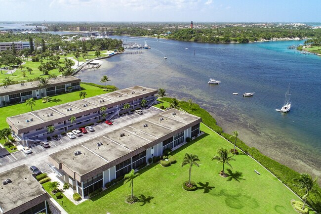 Building Photo - 755 Saturn St