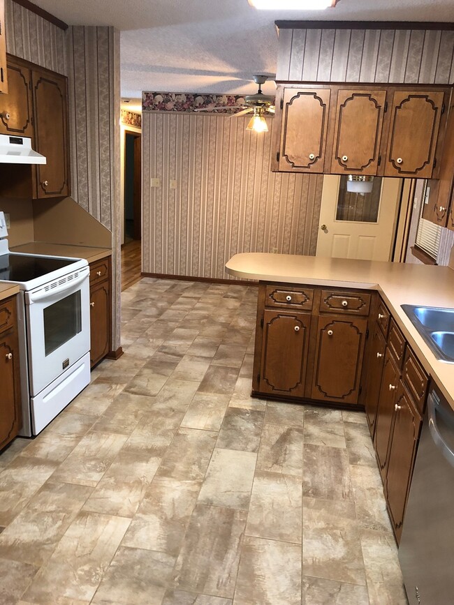 Building Photo - Questions call Peggy Goodman 501 676 1758