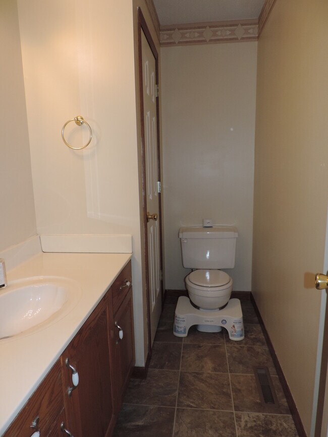 Building Photo - 704 Brookside Dr