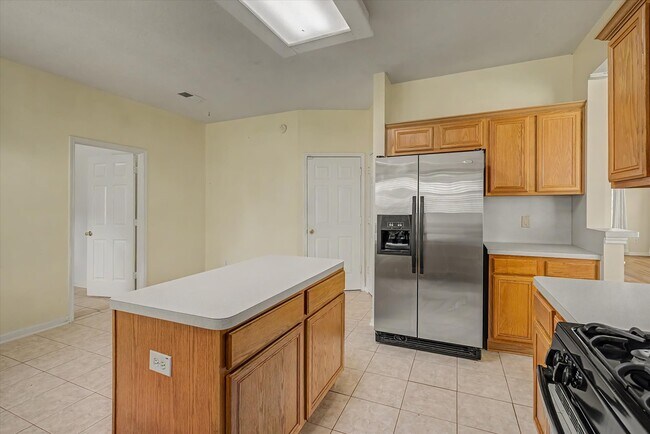 Building Photo - 10840 Sycamore Dr N