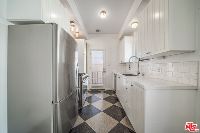 Building Photo - 152 S Roxbury Dr