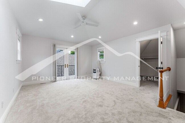 Building Photo - 3256 Meade St