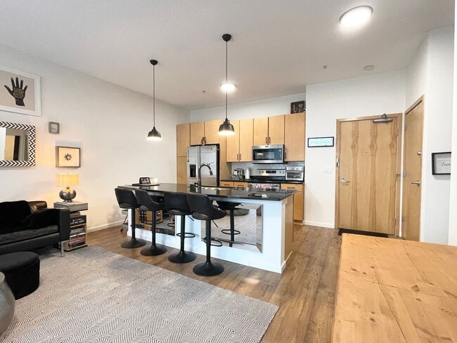Building Photo - Luxury Condo Living in the Heart of Excelsior & Grand - Underground parking -Available NOW!