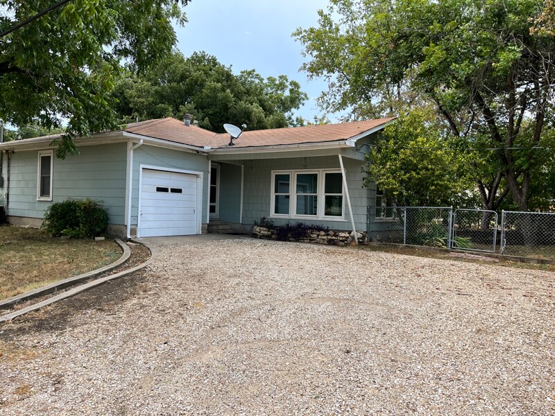 Building Photo - 1000 E Walnut St