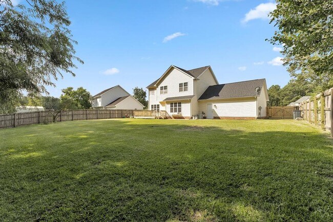 Building Photo - Spacious 4BR/2.5 Bath in the Jacksonville Commons Area