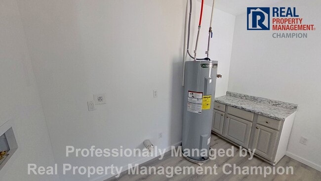 Building Photo - Recently Updated 3 BD/2 BA Home w/Open Floorplan and Attached Carport