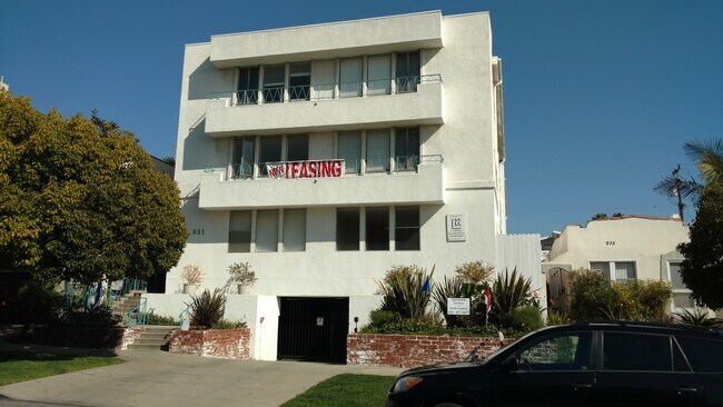 Front of 931 Euclid Street, SM - 931 Euclid St