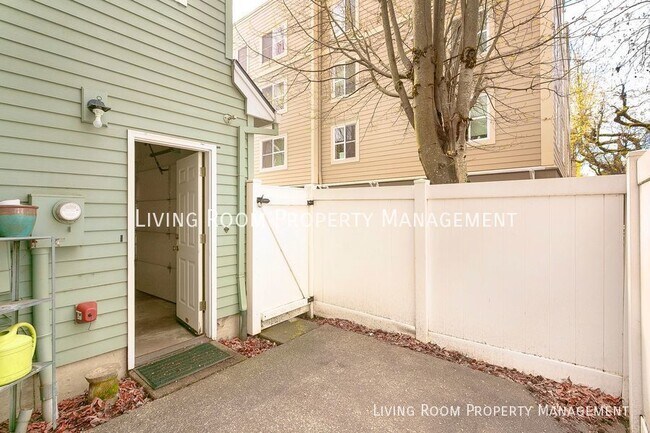 Building Photo - 1602 NE Glisan St