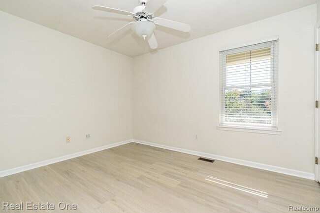 Building Photo - 619 Whitney Dr