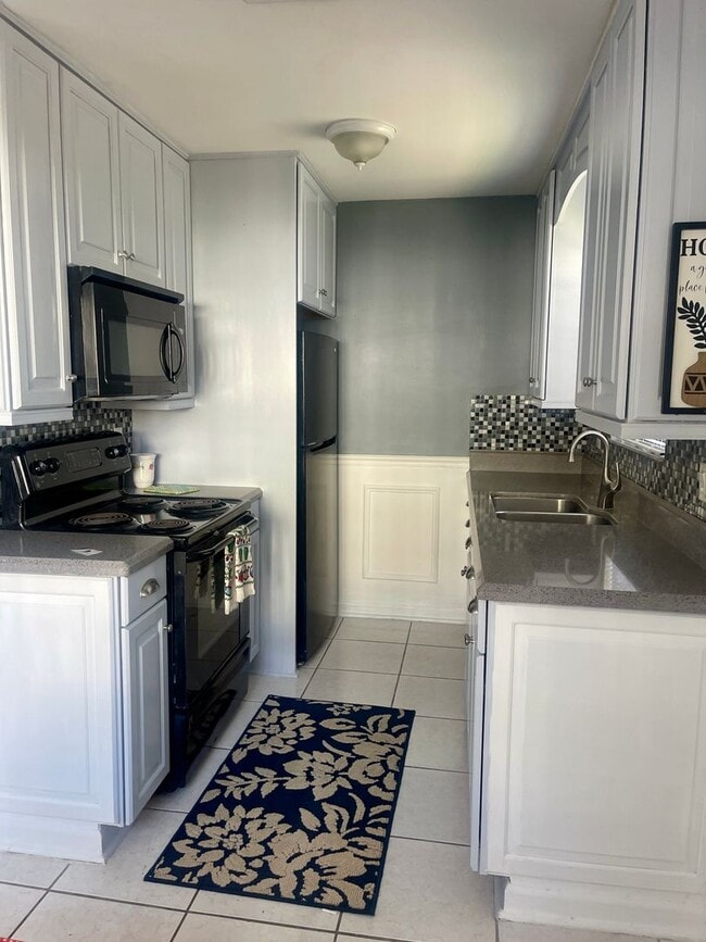 Building Photo - Discover Easy Florida Living in Holly Hill!