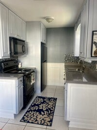 Building Photo - Discover Easy Florida Living in Holly Hill!