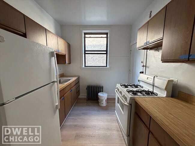 Building Photo - 2414 N Sawyer Ave