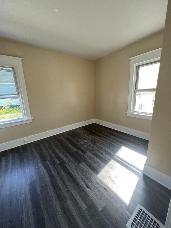 Building Photo - 310 Chelsea Pl