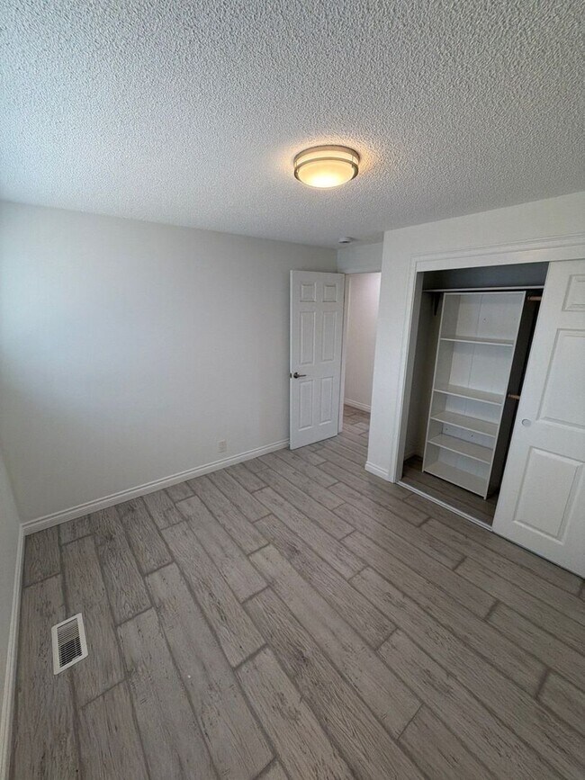 Building Photo - 1085 Saville Ave