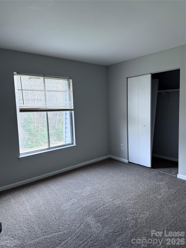 Building Photo - 702 Farmhurst Dr