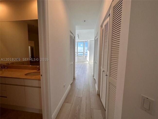 Building Photo - 808 Brickell Key Dr