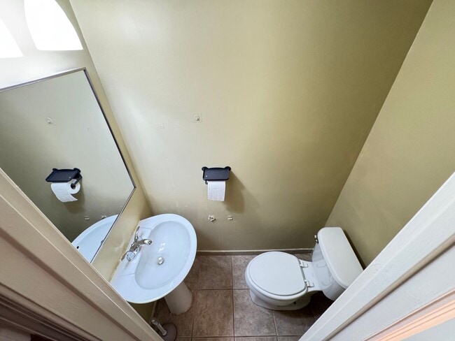 Building Photo - Spacious 3 Bed 2.5 Bath Townhome In Beautiful Sudley