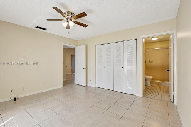Building Photo - 5057 Forsythia St