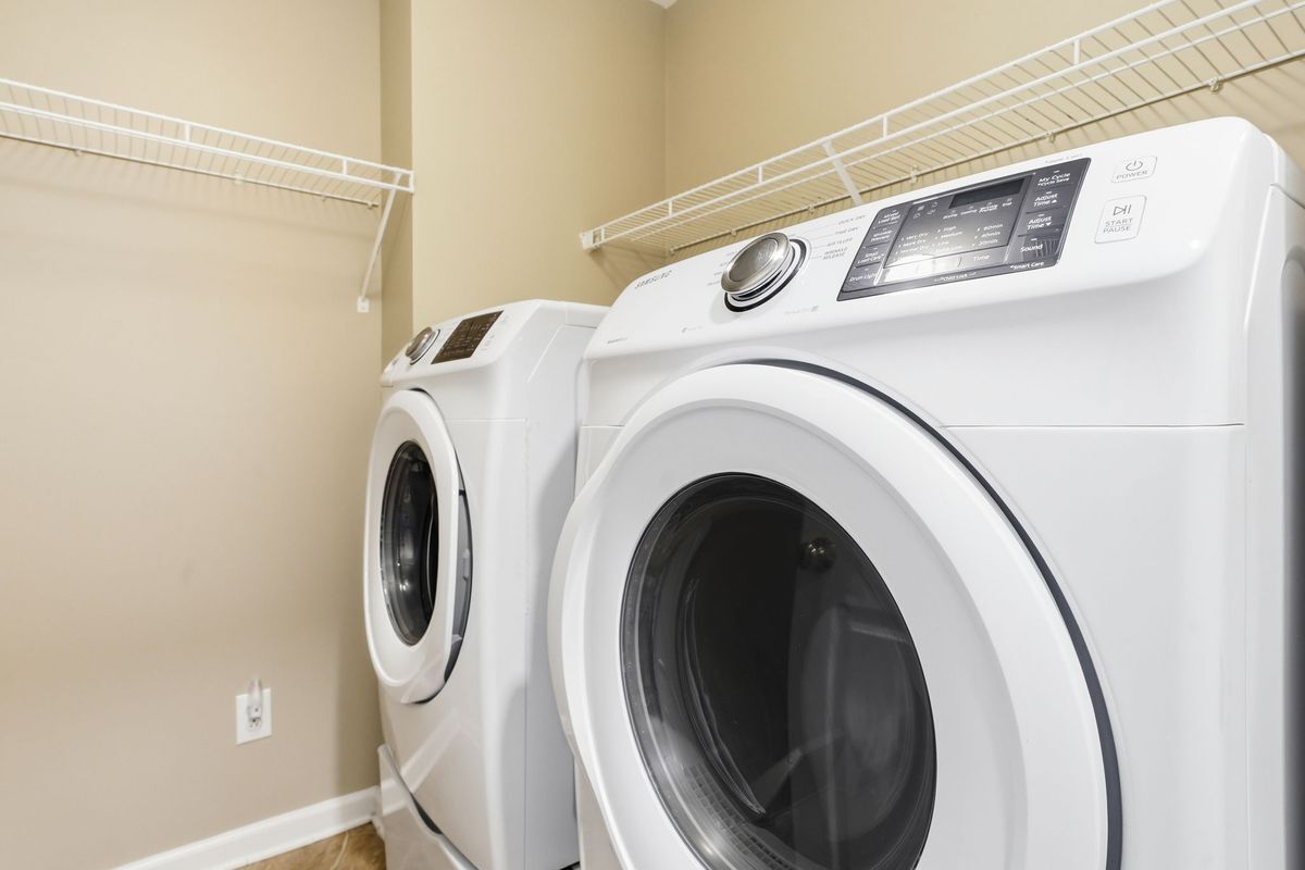 Building Photo - 310 Stoneleigh Dr SW